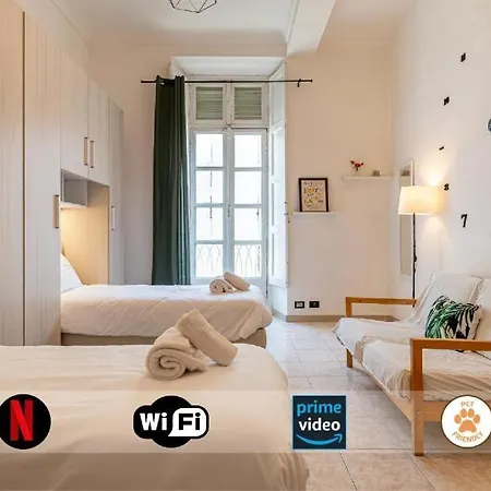 Charm In Piazza Castello Appartement *