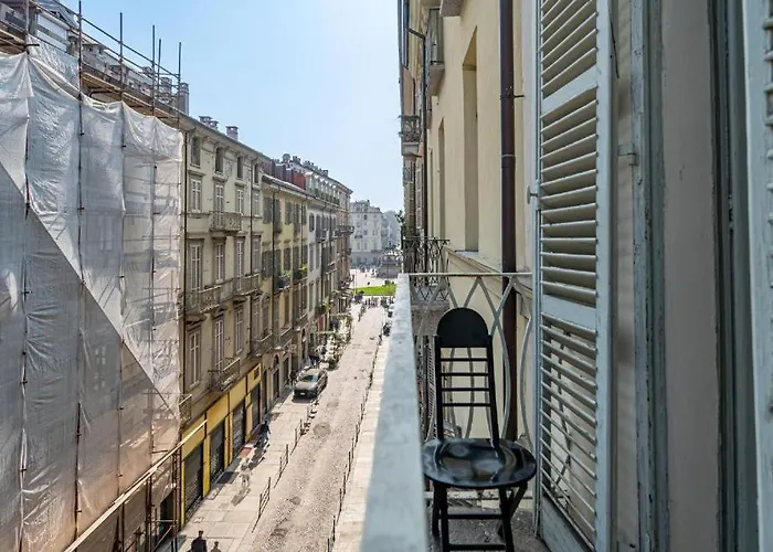 Charm In Piazza Castello Appartement